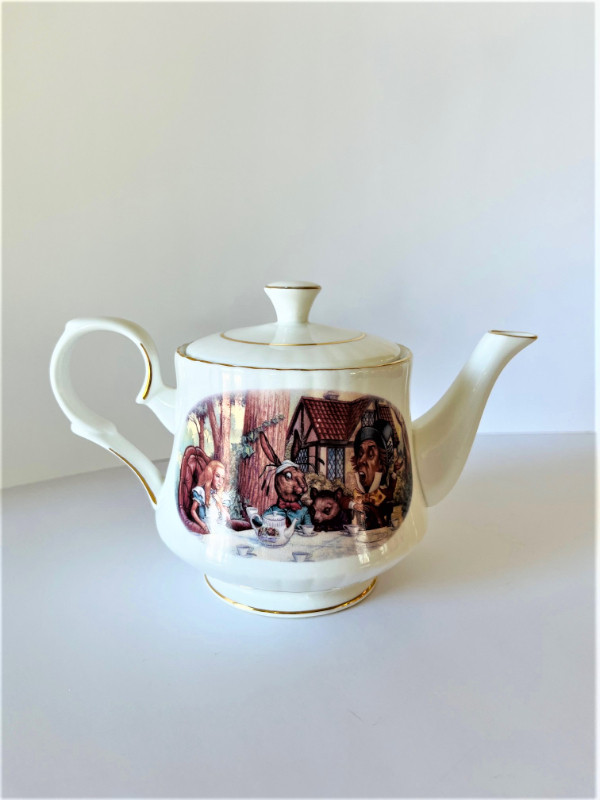 TEAPOT ALICE IN WONDERLAND MADE IN ENGLAND FINE BONE CHINA-USED in Arts & Collectibles in Edmonton - Image 3
