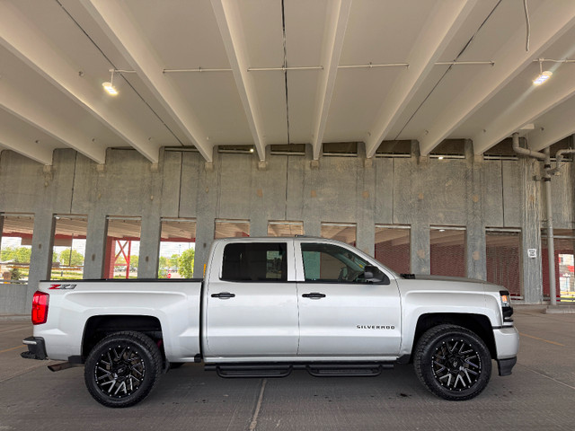 2018 CHEVROLET SILVERADO LTZ Z71 6.2L in Cars & Trucks in Kenora - Image 2