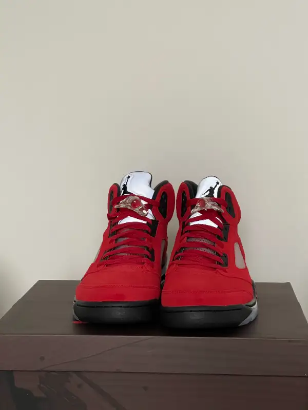 Air Jordan 5 Raging Bull Red 2021 size 10.5 in Men's Shoes in City of Toronto - Image 3
