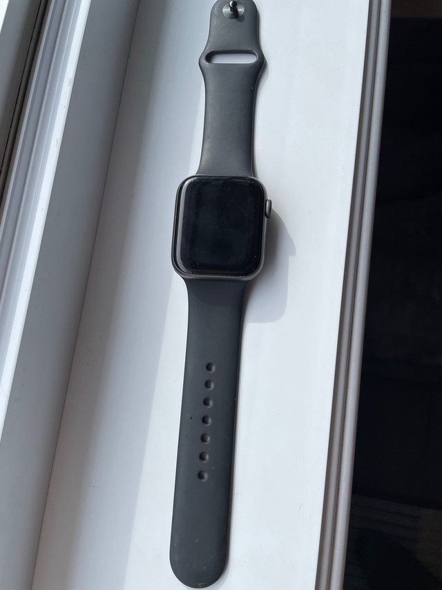 Apple watch serie 4 44mm dans Bijoux et montres  à Saguenay - Image 2