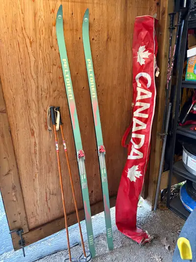 These are a pair of vintage Peltonen skis and poles, perfect for decoration or for use! They are in...