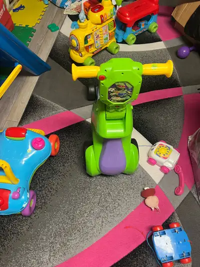 This pre-loved Nickelodeon Teenage Mutant Ninja Turtles ride-on scooter offers hours of active fun f...