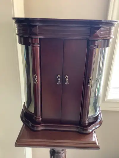 This exclusive Bombay Company jewellery box is in excellent condition. There are no scratches or mar...