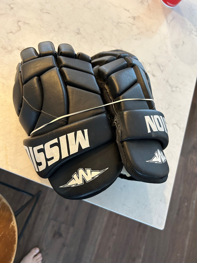 Mission hockey gloves  13” in Hockey in Guelph