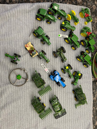 Lot of figurine tractors (22)