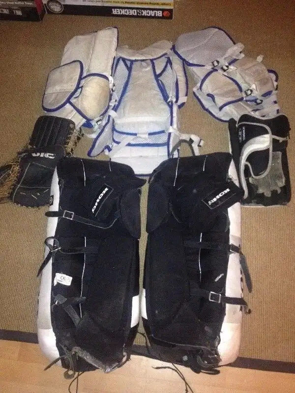 equipement gardien but hockey balle cosom gant jambière plastron in Other in Laval / North Shore - Image 6