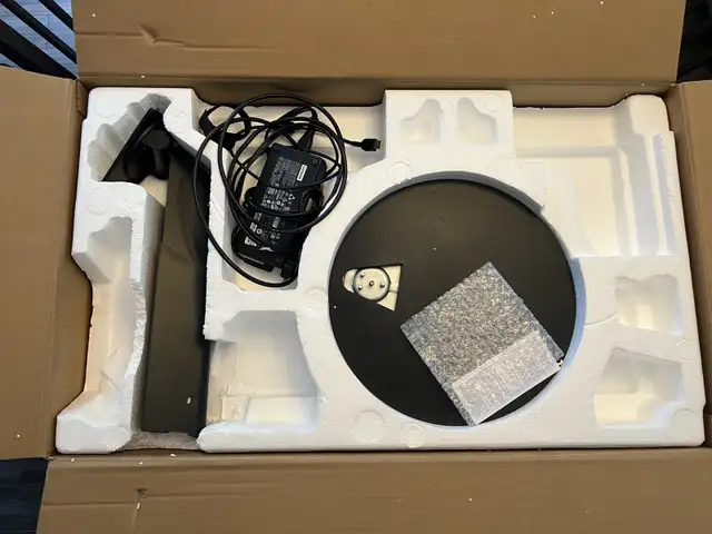 Lenovo ThinkCentre Tiny‑in‑One 27″ (TIO27) – WQHD IPS, Webcam, E in Desktop Computers in City of Montréal - Image 4