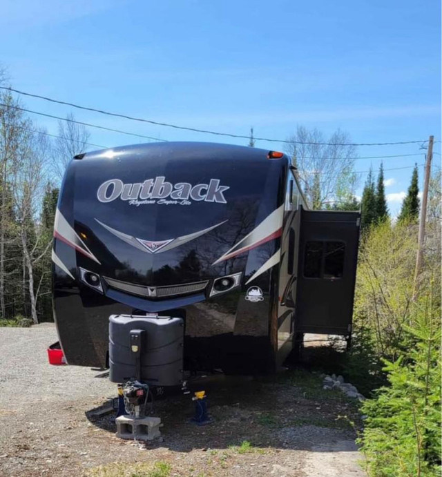2015 Keystone Outback 310TB toy hauler in Travel Trailers & Campers in Timmins - Image 2