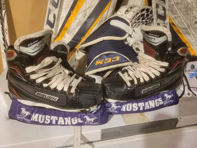 Mens full ice hockey goalie equipment SOLD pending pick up in Hockey in London - Image 9