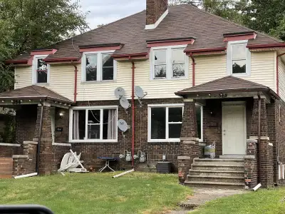 Great student home on askin, 4 to 5 bedroom. 2 minute walk to Engineering, business and toldo. Compl...