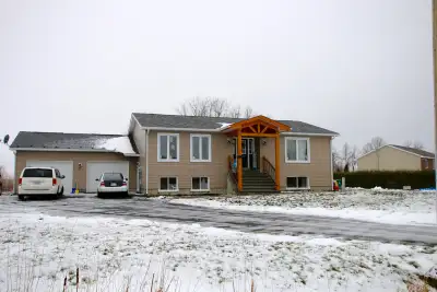 3 Bedroom, upper unit of high ranch duplex for rent on a quiet street in Vernon, ON. near Bank Stree...