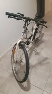 Vélo blanc pour enfant de 10 ans~