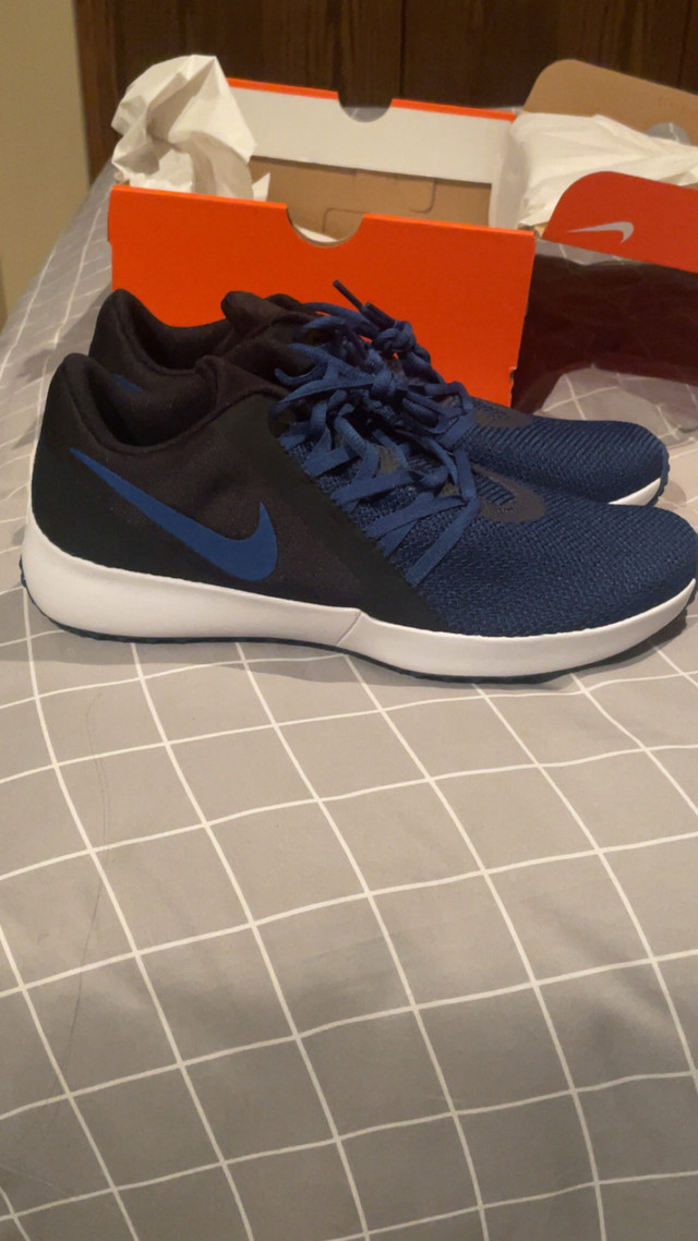 Nike size 9.5 shoes in Men's Shoes in Red Deer - Image 2