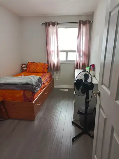 Room for rent for girls in Brampton