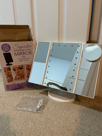 Foldable magnifying mirror 