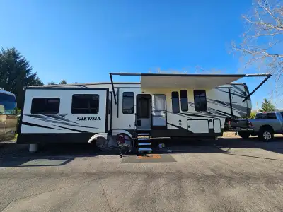 Fifthwheel 373REBH 40 foot trailer 2 bedroom’s washer dryer residential fridge, new awning has been...
