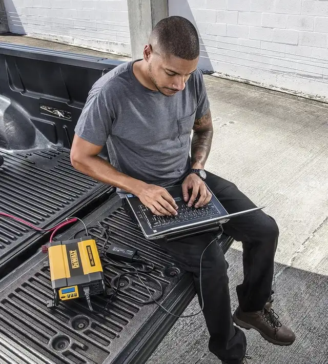 DEWALT DXAEPI1000 Power Inverter 1000W Car Converter LCD Display in General Electronics in City of Toronto - Image 6