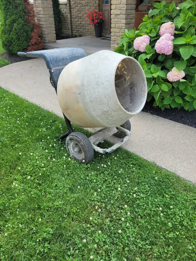 Concrete mixer in Other in Brantford - Image 6