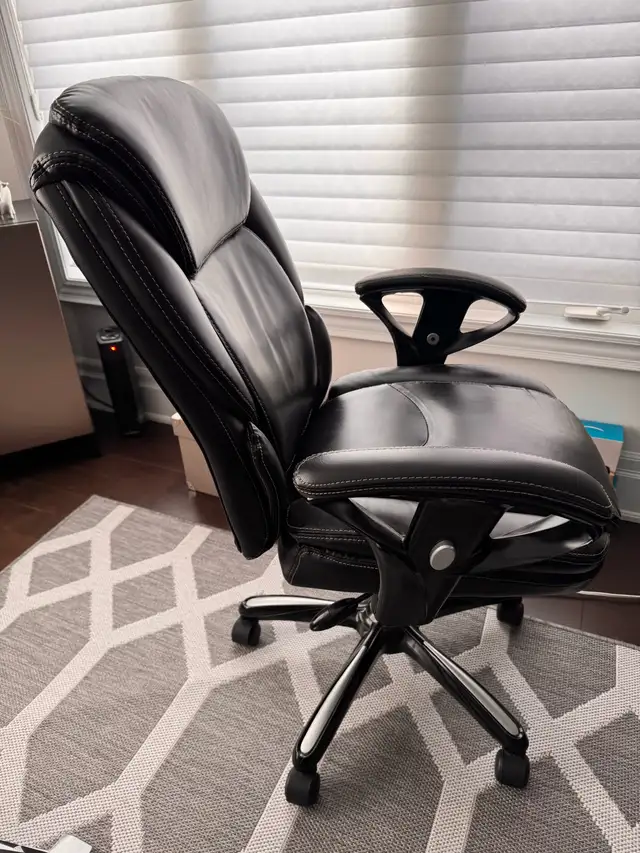 Black Office Chair in Chairs & Recliners in Markham / York Region - Image 5