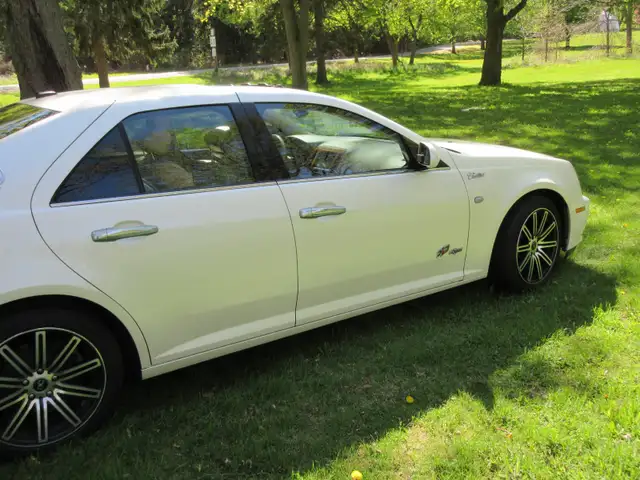 SHOWROOM CONDITION - GORGEOUS CADI STS AWD 121,000 KL62930785120513121