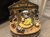 Disney Store Snow White & The Seven Dwarfs Music Box Snow Globe