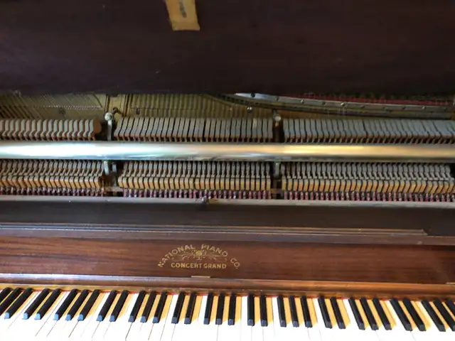 Upright Piano, National Piano Co. in Pianos & Keyboards in Laurentides - Image 6