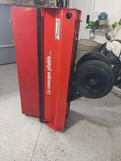 Remorque pliable 52" x 52 " intérieur. Largeur extérieur 64 ". Fillage neuf Entièrement en métal. Au...