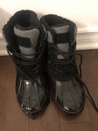 Size 7 women’s winter boots like new 