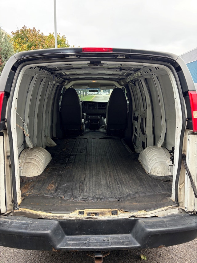 Truck-Camion 2010 Chevrolet Express Cargo 1500 — photo 5