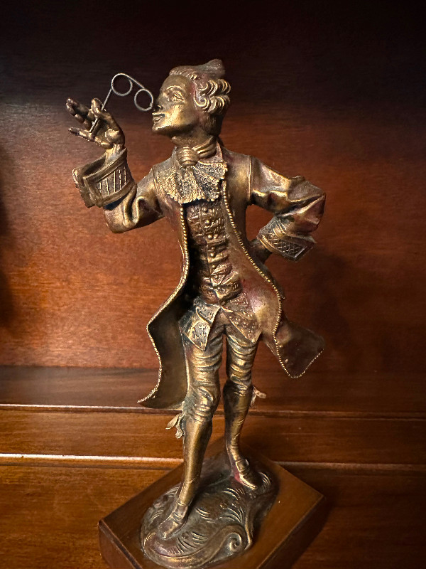 Vintage Italian noble man figurine bronze finish with wood base dans Art et objets de collection  à Ville de Montréal