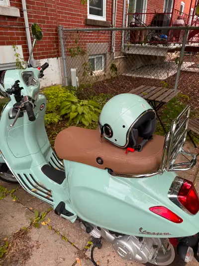 Comes with helmet and phone holder Bought new in April 2024. Very low km (900km) Vient avec casque e...