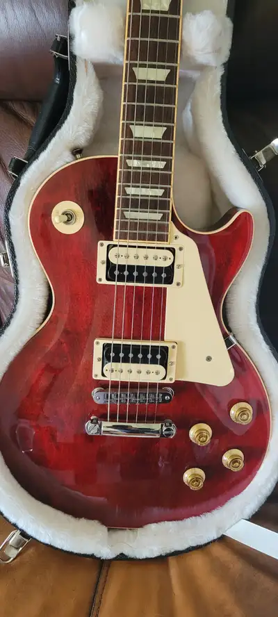 A real beauty,2011 locking tuners,never on the road,this guitar is in mint condition. Truly must be...