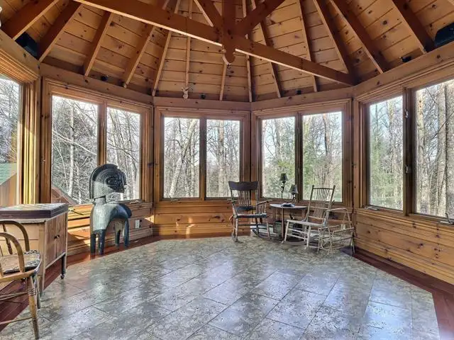 Chalet bord de l’eau / Waterfront for Rent – Lac Lovering, Magog in Quebec in Canada - Image 4