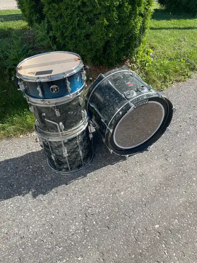 20” Premier bass drum fitted with Aquarian Super Kick II (sounds great for a 20” kick) Matching Stew...