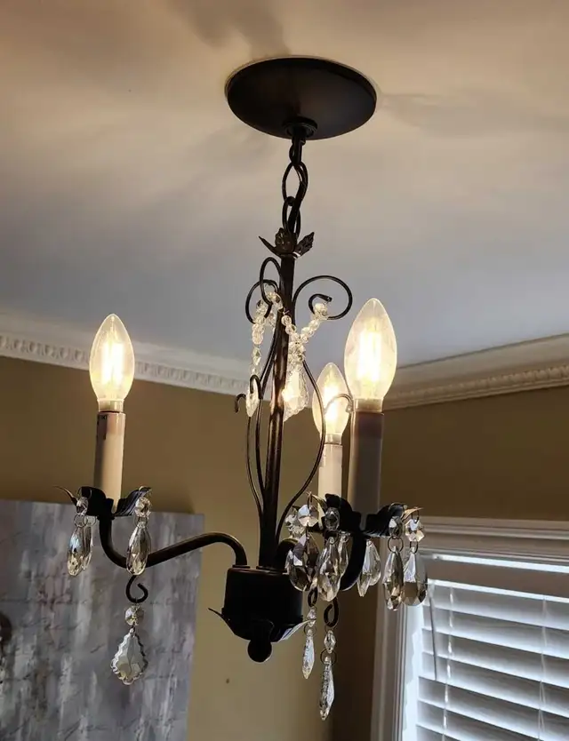 Small 3 Light Chandelier Light Fixture in Indoor Lighting & Fans in Markham / York Region - Image 7