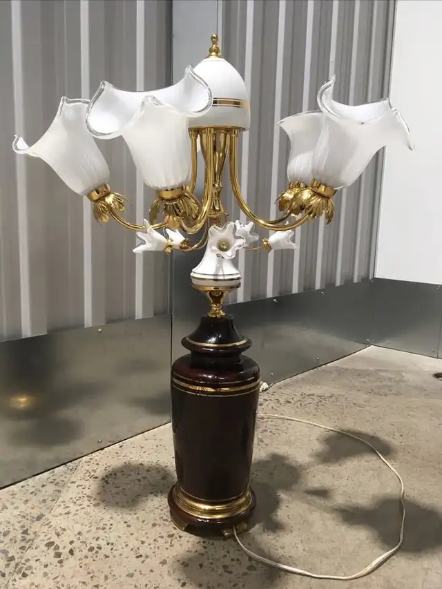 Mid Century White Italian Murano Glass Tulip Table Lamp - $280 in Indoor Lighting & Fans in City of Montréal - Image 4