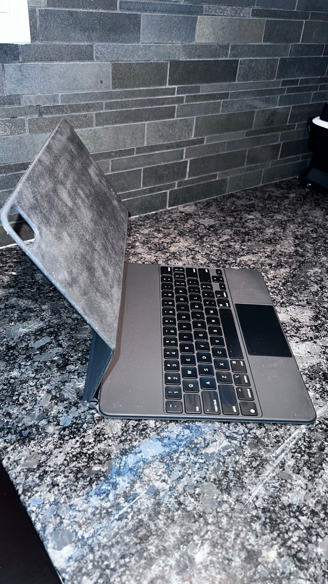 IPad Pro Magic Keyboard 12.9 (3rd to 6th gen) in iPads & Tablets in City of Toronto - Image 2