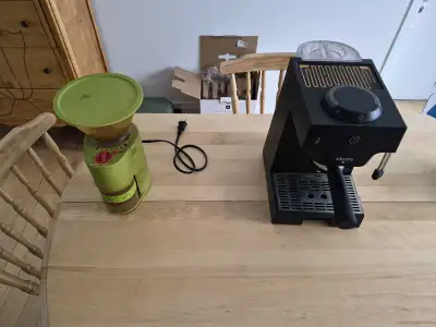 Moulin à café et cafetière à donner, View more