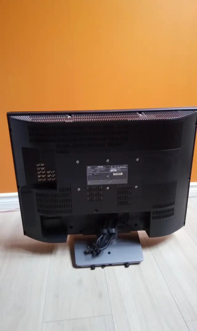 Toshiba normal TV in TVs in Ottawa - Image 3