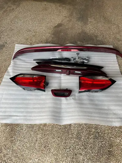 I'm selling a set of used 2022 Chrysler Pacifica tailgate lights and other accessories, perfect for...