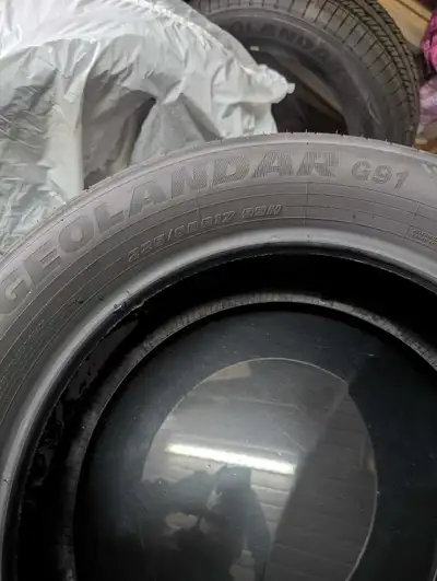 Titre : 4 Pneus NEUFS Yokohama Geolandar G91 - 225/60R17 Description : À vendre : Ensemble de 4 pneu...