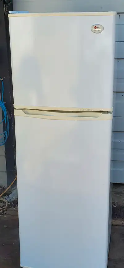 Lg Apartment Size Fridge 22" - cold and clean, View more