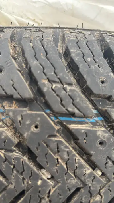 Pneus d’hiver Nokian Hakkapeliitta 10 205/55R/16 utiliser même pas 1 semaines cette hiver.