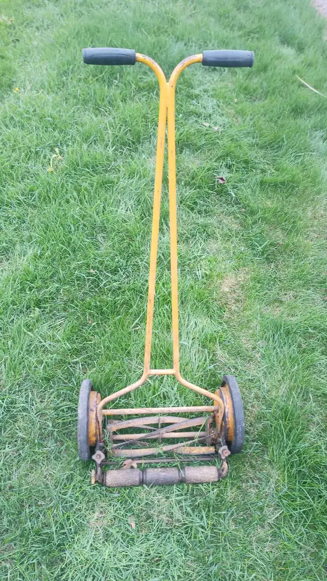 Vintage Metel Lawnmower in Lawnmowers & Leaf Blowers in Longueuil / South Shore - Image 3