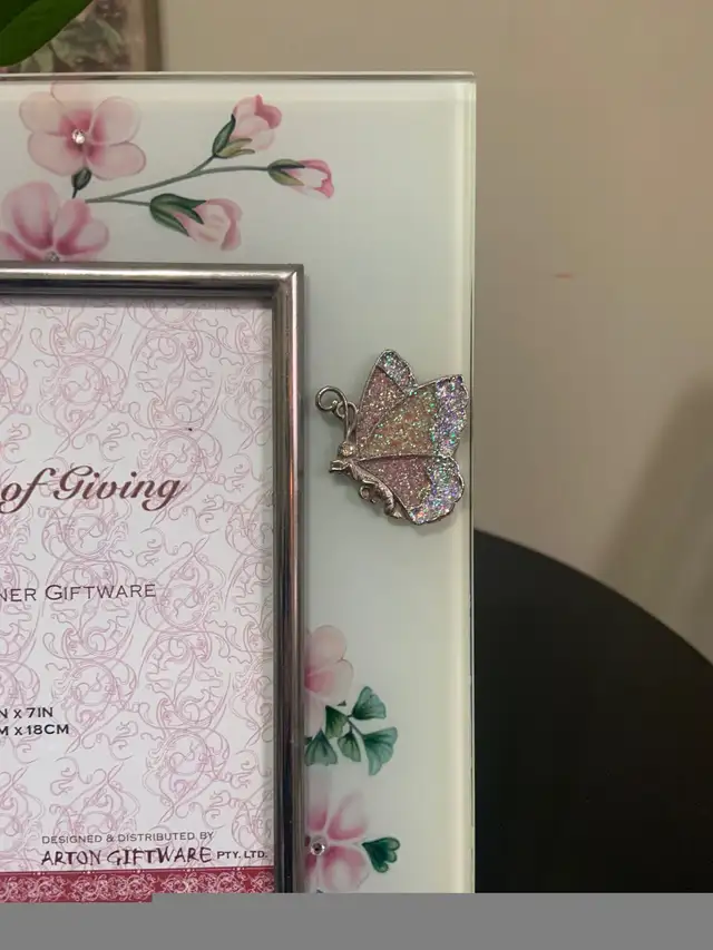 BEAUTIFUL NEW LARGE GLASS BUTTERFLY PICTURE FRAME  ! BRAMPTON ! in Home Décor & Accents in Mississauga / Peel Region - Image 4