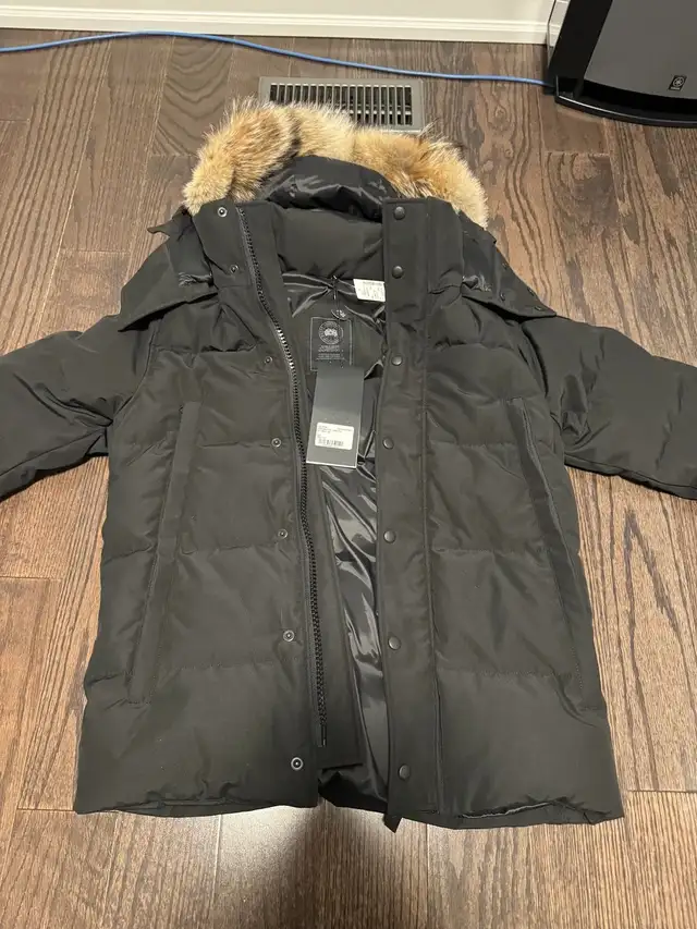 Canada Goose - Wyndham Parka Black Label - Mens Medium in Men's in Calgary - Image 2