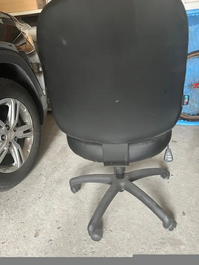 Swivel leather office chair in Chairs & Recliners in Markham / York Region - Image 4