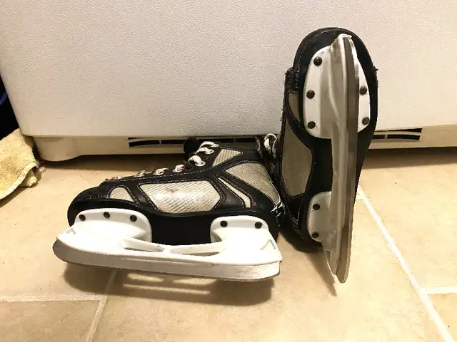 Easton Hockey Skates Size 13.5Y Patins. in Skates & Blades in City of Montréal - Image 6