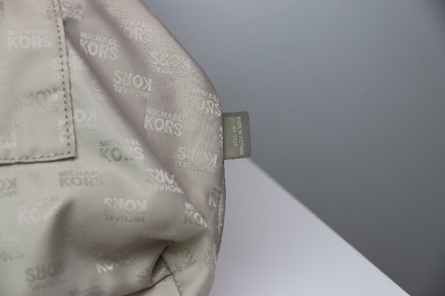 Michael Kors Handbag in Women's - Bags & Wallets in Gatineau - Image 3