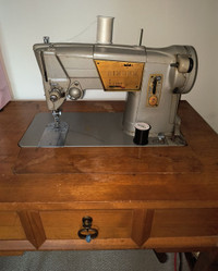 Vintage Singer Sewing Machine in original Cabinet. Nice cond.